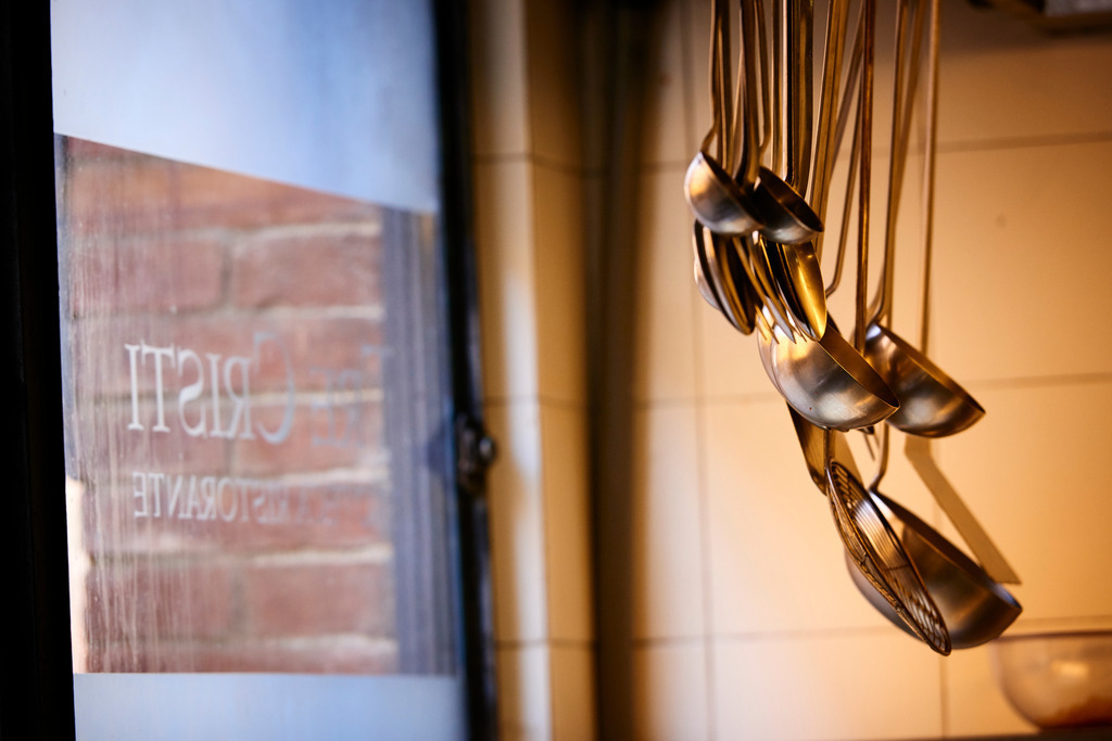 Trattoria Tre Cristi | Siena, Italien - September 01, 2016: Restaurant Trattoria, Tre Cristi; mehrere Küchenutensilien hängen vor dem Fenster der Küche. - Realisiert mit Pictrs.com