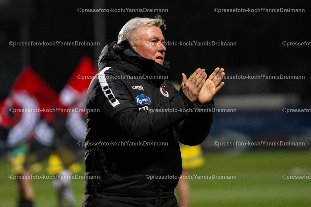 xYDR2802250101033 | 28.02.2025, xydrx, Fußball, Viktoria Köln - 1.FC Saarbrücken, 3.Liga, Sportpark Höhenberg, Saison 2024 2025: Olaf Janßen (Cheftrainer Viktoria Köln) DFB regulations prohibit any use of photographs as image sequences and or quasi-video.