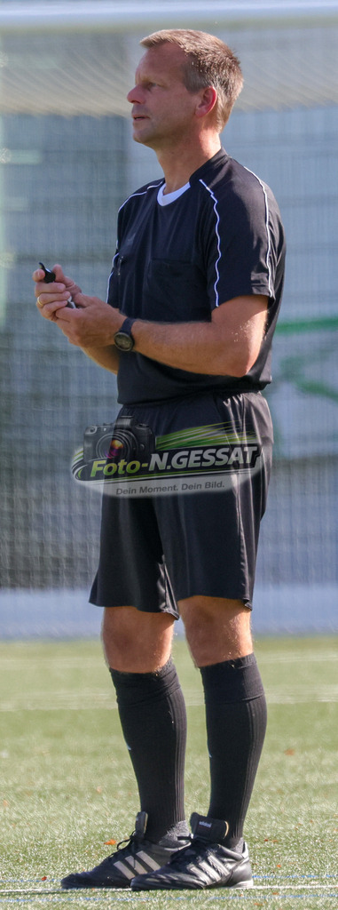 SV Enger-Westerenger - TuS Bruchmühlen | Auf dem Bild zu sehen: Schiedsrichter: Frank Tiemann SV Enger-Westerenger, TuS Bruchmühlen, Saison 26/27, Kreisliga A, Enger, Deutschland - Realisiert mit Pictrs.com