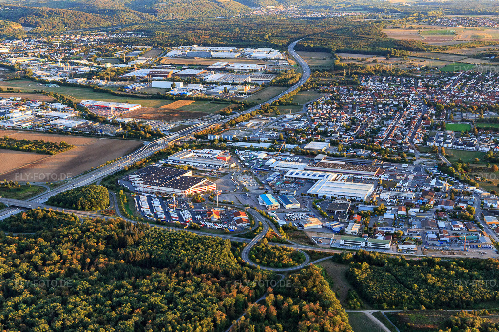 Luftbild: Gewerbegebiet Im Ochsenstall an der Ausfahrt der B35 von der A5 mit Zollamt Bruchsal und Simon Hegele Automotive Solutions GmbH im Ortsteil Karlsdorf in Karlsdorf-Neuthard im Bundesland Baden-Württemberg in Deutschland.Foto: IMG_111595.jpg vom 09.09.2018 durch Werner Riehm/FLY-FOTO.deIcons/inhalt_blau_mobileIhr Top-Partner für Kontraktlogistik