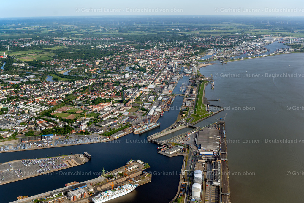 4030573 | BREMERHAVEN 01.06.2020 Hafenanlagen und Terminals mit Lagerhallen, Speditions und Logistikunternehmen und vielen Containern im Stadtbremischen Überseehafen an der Weser- Mündung in Bremerhaven im Bundesland Bremen. Weiterführende Informationen bei: Stadt Bremerhaven. // Docks and terminals with warehouses, freight forwarding and logistics companies and lots of containers by the mouth of the Weser in Bremerhaven in the state Bremen. Further information at: Stadt Bremerhaven. Foto: Gerhard Launer