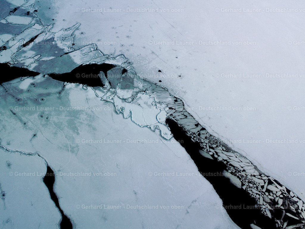 26B0256 | Eisstrukturen auf dem Chiemsee