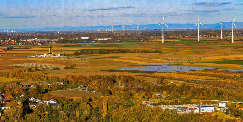 Geothermiekraftwerk Insheim und Bohrturm Rig V20 der Vercana GmbH zur Tiefengeothermie- und Lithiumförderung vor derm Windpark Offenbach im Hintergrund das GKM Mannheim https://v-er.eu/de/ | Luftbild: Geothermiekraftwerk Insheim und Bohrturm Rig V20 der Vercana GmbH zur Tiefengeothermie- und Lithiumförderung vor derm Windpark Offenbach im Hintergrund das GKM Mannheim https://v-er.eu/de/ in Insheim im Bundesland Rheinland-Pfalz in Deutschland. Foto: IMG_150574.jpg vom 30.10.2025 durch Werner Riehm/FLY-FOTO.de - Realisiert mit Pictrs.com