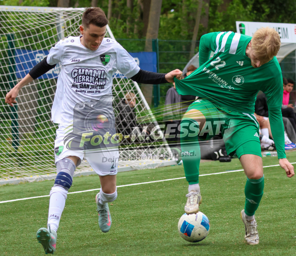 SC Bünde - TuS Tengern | Auf dem Bild zu sehen: weiß SC Bünde: Daniel Brinkmann ; grün TuS Tengern: Finn WieseSC Bünde, TuS Tengern, Saison 25/26, Bezirksliga, Hunnebrock, Deutschland - Realisiert mit Pictrs.com