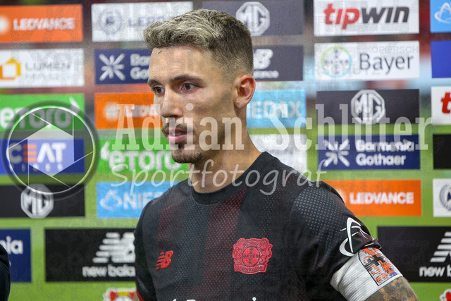 Bayer 04 Leverkusen vs Eintracht Frankfurt - Bundesliga  | Leverkusen, Deutschland, 12.09.25:   Alejandro Grimaldo (Bayer 04 Leverkusen) schaut waehrend des Spiels der Bundesliga zwischen  Bayer 04 Leverkusen vs Eintracht Frankfurt in der BayArena(Foto von Brauer-Fotoagentur / Adrian Schlueter)