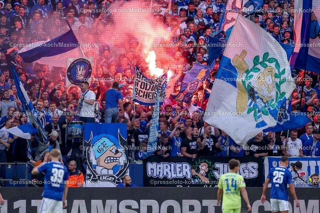 S0401082501026 | 01.08.2025, Fußball, FC Schalke 04 - Hertha BSC, 1.Spieltag, 2. Fußball Bundesliga, Veltins-Arena Gelsenkirchen, Saison 2025 2026: Pyrotechnik Fans Bengalisches Feuer Feature DFB regulations prohibit any use of photographs as image sequences and or quasi-video.
