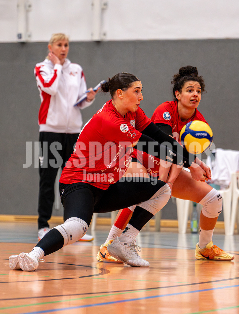 Volleyball I Frauen I Saison 2025-2026 I 2 Bundesliga Pro I 16. Spieltag VFL Oythe - TV Planegg-Krailling-39 | Jacklyn Simms (11,VFL Oythe) - Realisiert mit Pictrs.com
