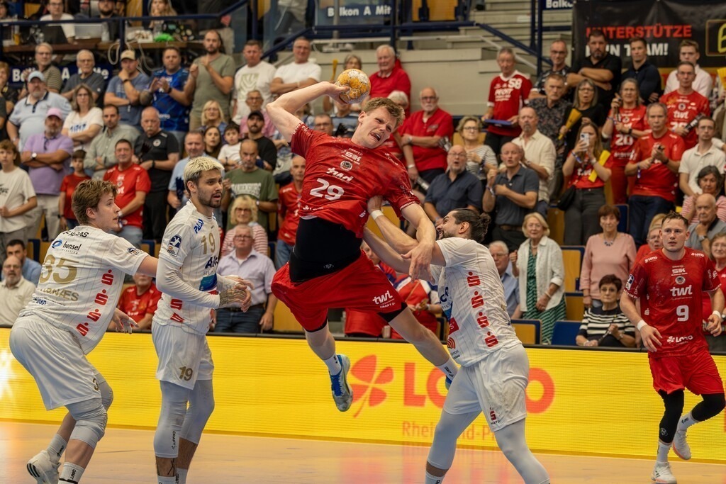 2. HBL (Handball-Bundesliga), Saison 2026/27, 3. Spieltag: Eulen Ludwigshafen gegen TV Großwallstadt | 2. HBL (Handball-Bundesliga), Saison 2026/27, 3. Spieltag: Eulen Ludwigshafen gegen TV Großwallstadt***Friedrich Schmitt (29, Ludwigshafen) zieht ab und trifft - Realisiert mit Pictrs.com