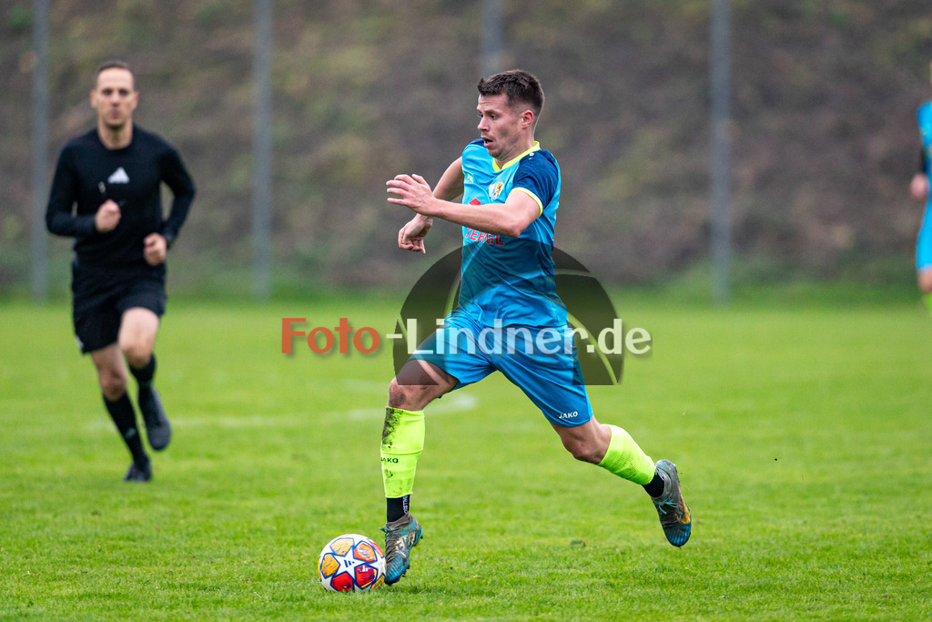 SG Wielenbach/Pähl gegen SV Haunshofen | Fußball Kreisklasse Herren Oberbayern Zugspitze Gruppe 3, SG Wielenbach/Pähl gegen SV Haunshofen, 20241103,Lino MISSEL (SG Wielenbach/Pähl 9) in Aktion, Freisteller,2024-11-03 in Pähl (Sportplatz Pähl), Florian GUMBRECHT (SG Wielenbach/Pähl 8)Copyright: WolfgangxLindner www.foto-lindner.de
