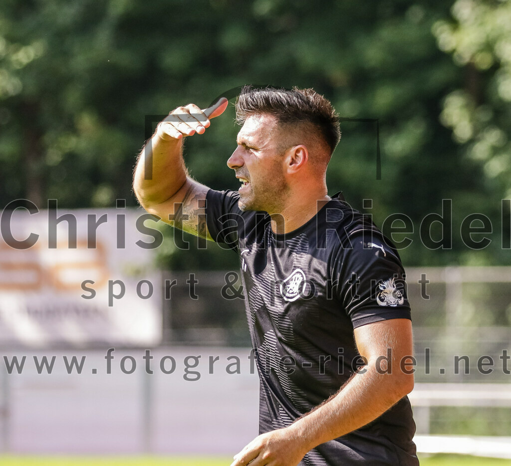 2023-08-26_068_TSV_Ebersberg_gegen_TSV_Oberpframmern | Ebersberg, Deutschland, 26.08.2023:
Fußball, Kreisliga 2023 / 2024, 2. Spieltag, TSV 1877 Ebersberg gegen TSV Oberpframmern, Endergebnis: 5:1

Trainer Timur Tepedelen (TSV 1877 Ebersberg)

Foto: Christian Riedel / fotografie-riedel.net