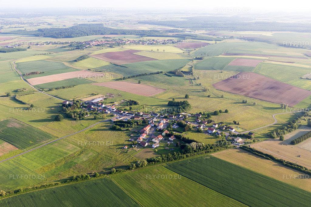 Vue aérienne: Vue de la ville à Hassenburg dans le département Moselle, France. Photo: IMG_107386.jpg prise le 19/05/2018 par Werner Riehm/FLY-FOTO.euRésolution de l'original: 5472 x 3648 px