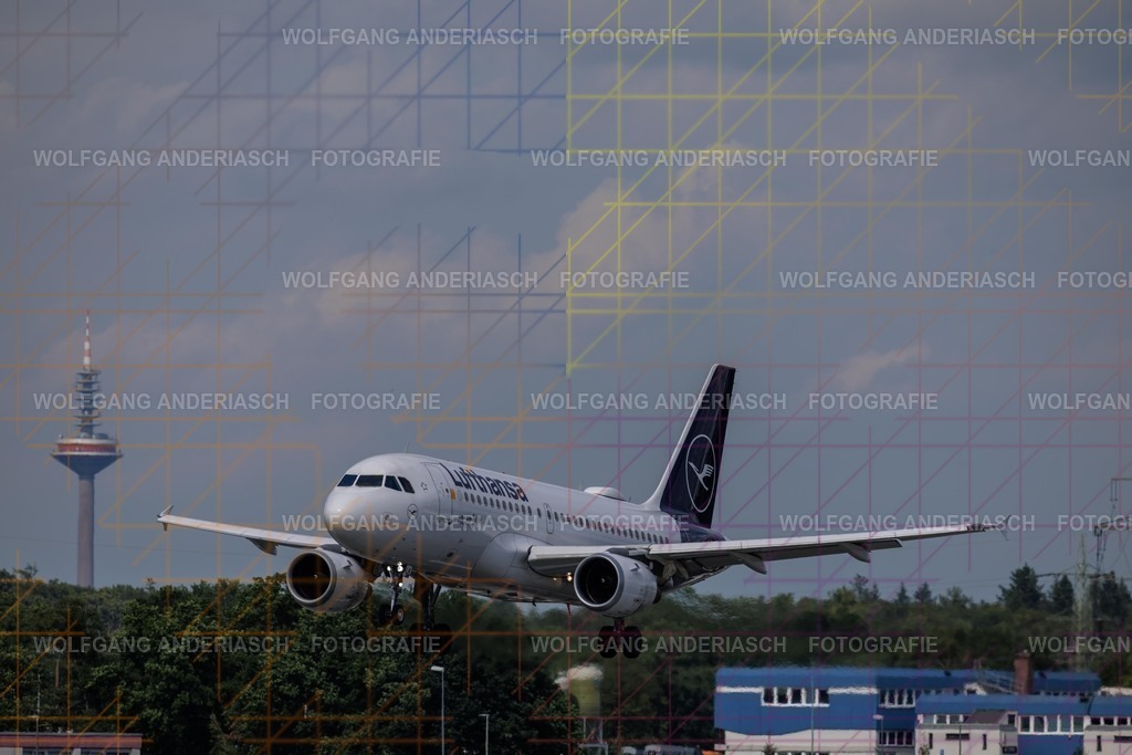 2025804-163954_FRA_25 R_R3C_0730 | Am Flughafen Frankfurt am Main treffen Dynamik und Präzision aufeinander: Startende und landende Flugzeuge verschiedenster Airlines, festgehalten in Farbe und Schwarz-Weiß. Von kraftvollen Silhouetten bis zur majestätischen Erscheinung der Königin der Lüfte – zeitlose Momente moderner Luftfahrt. - Realisiert mit Pictrs.com