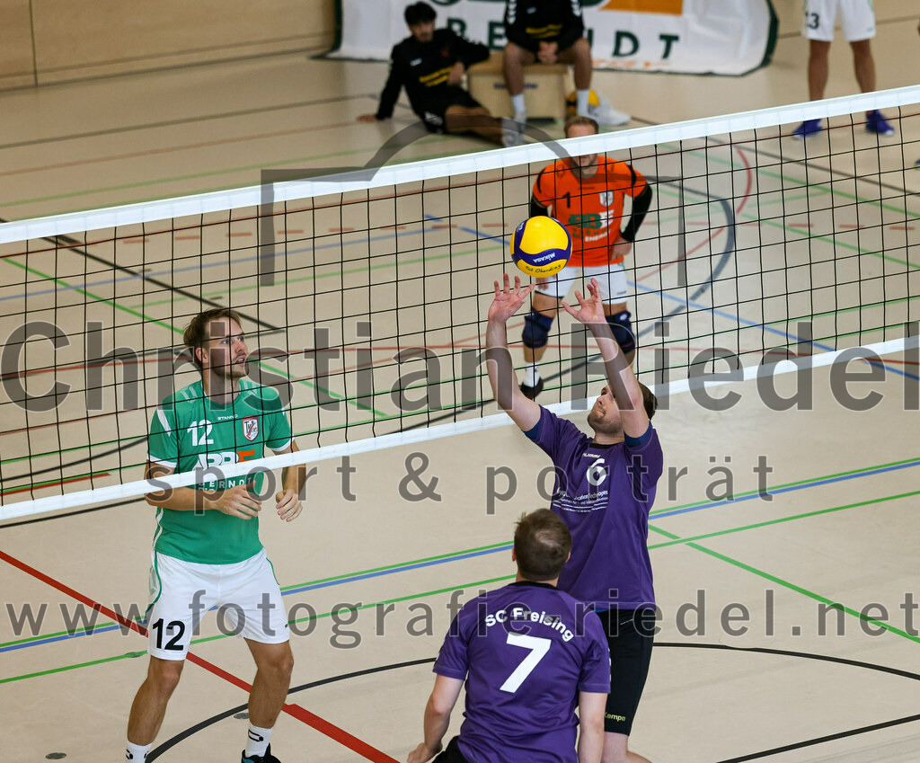 2022-11-12_005_TuS_Oberding_gegen_SC_Freising_II | Oberding, Deutschland, 12.11.2022:
Volleyball, Bezirksliga Ost 2022 / 2023, 7. Spieltag, TuS Oberding gegen MTV Pfaffenhofen II, Endergebnis: 3:2

Carl Baucks (TuS Oberding, #12), Alexander Beugholt (SC Freising, #7), Jakob Eibes (SC Freising, #6)

Foto: Christian Riedel / fotografie-riedel.net