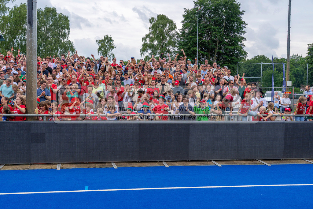 Final4_20250601-1516-HK108756 | Krefeld, Deutschland, 01.06.2025:  Feldhockey Final4 2025 – „Deutsche Feldhockey-Meisterschaften 2025“ Crefelder HTC - Rot-Weiss Köln (Finale Herren) im Gerd-Wellen-Hockeyanlage am 01.06.2025 in Krefeld, Deutschland. (Foto von Kramhöller/Fehrmann/Kaste)Krefeld, Germany, 01.06.2025: Feldhockey Final4 2025 – „Deutsche Feldhockey-Meisterschaften 2025“ Harvestehuder HTC - Düsseldorfer HC (Finale Damen) in Gerd-Wellen-Hockeyanlage at 01.06.2025 in Krefeld, Deutschland. (Foto from Kramhöller/Fehrmann/Kaste)