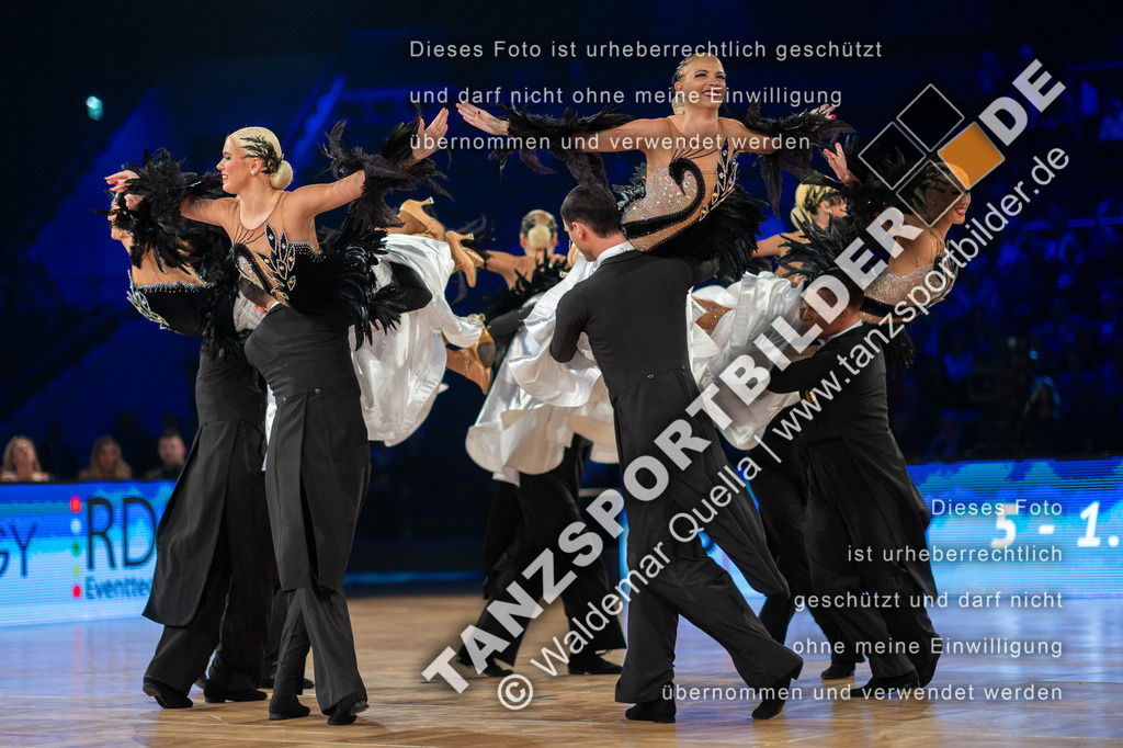 20251206-04755 | Hier finden Sie Tanz Bilder vom Latein und Standard Formationen tanzen. Sportbilder vom Tanzsport. Schöne Fotos und von Weltmeisterschaft, Europameisterschaft, Bundesliga, Regionalliga, Oberliga und Landesliga sowie von GOC Stuttgart, DanceComp, WM Bremen