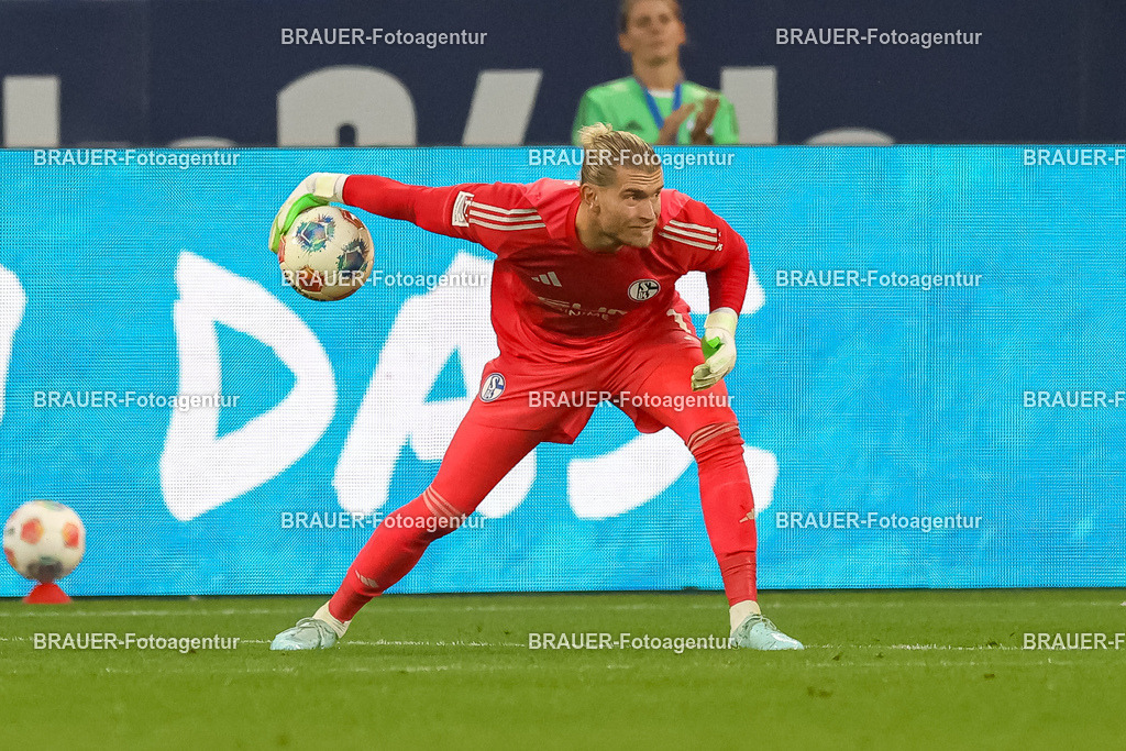 1_S04BER_20250801_1500.JPG -  - FC Schalke 04 - Hertha BSC Berlin - 2. Bundesliga | Gelsenkirchen, Deutschland, 01.08.25: Torwart Loris Karius (FC Schalke 04) in Aktion, am Ball, Einzelaktion waehrend des Spiels der 2. Bundesliga zwischen FC Schalke 04 - Hertha BSC Berlin in der Veltins-Arena am 01. August 2025 in Gelsenkirchen, Deutschland. (Foto von Stefan Brauer/Brauer-Fotoagentur)DFB/DFL REGULATIONS PROHIBIT ANY USE OF PHOTOGRAPHS AS IMAGE SEQUENCES AND/OR QUASI-VIDEO.