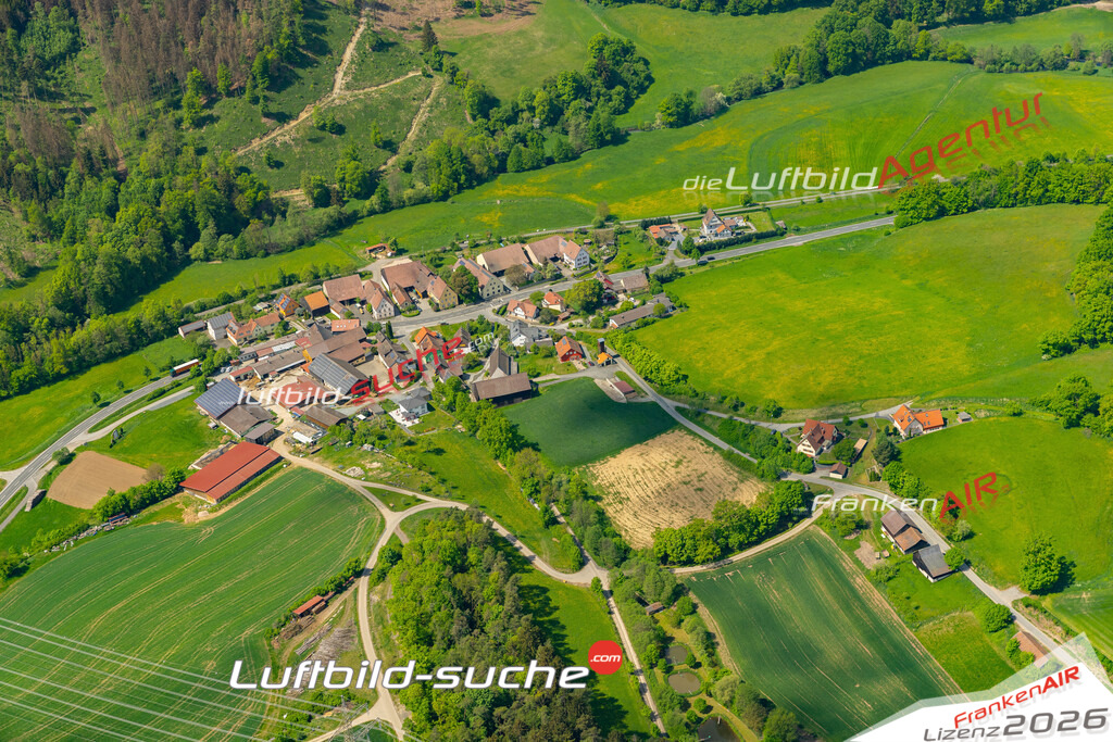 Die Luftaufnahme Leutendorf - Mitwitz wurde 2022 vom Flugzeug aus (keine Drohne) erstellt. Hohe Auflösung -für große Poster und Wandbilder geeignet - Garantiert!