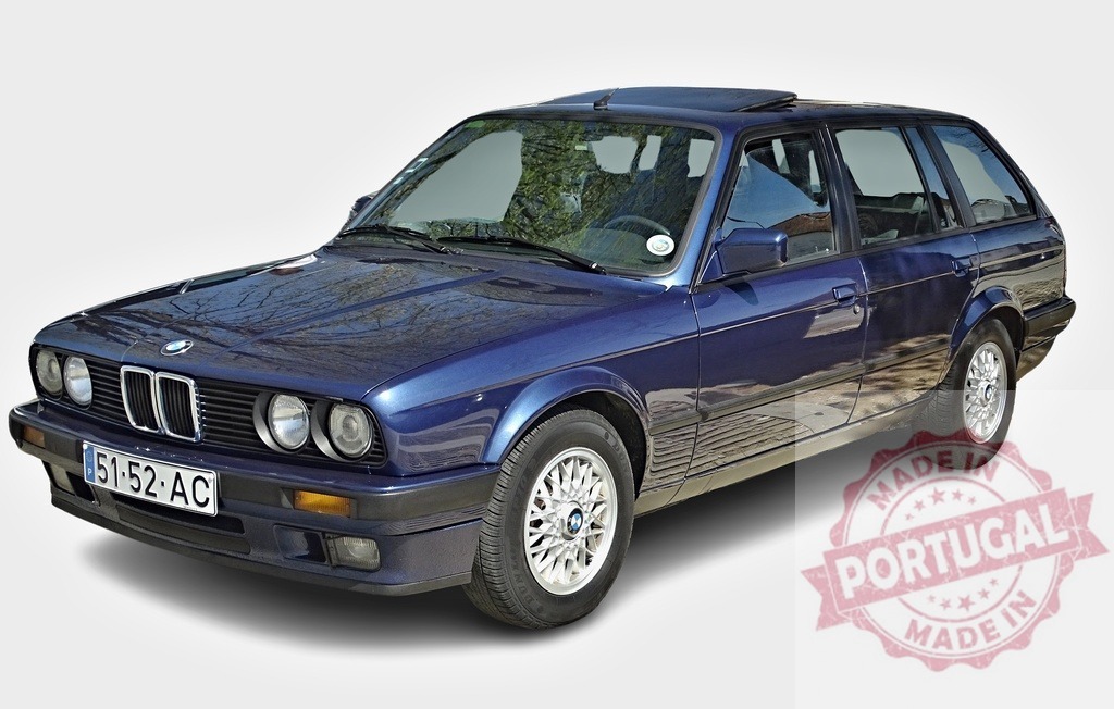 BMW E30 Touring parking with sunroof open on a white background | Shiny blue BMW E30 Touring parking with sunroof open on an isolated white background - Realized with Pictrs.com