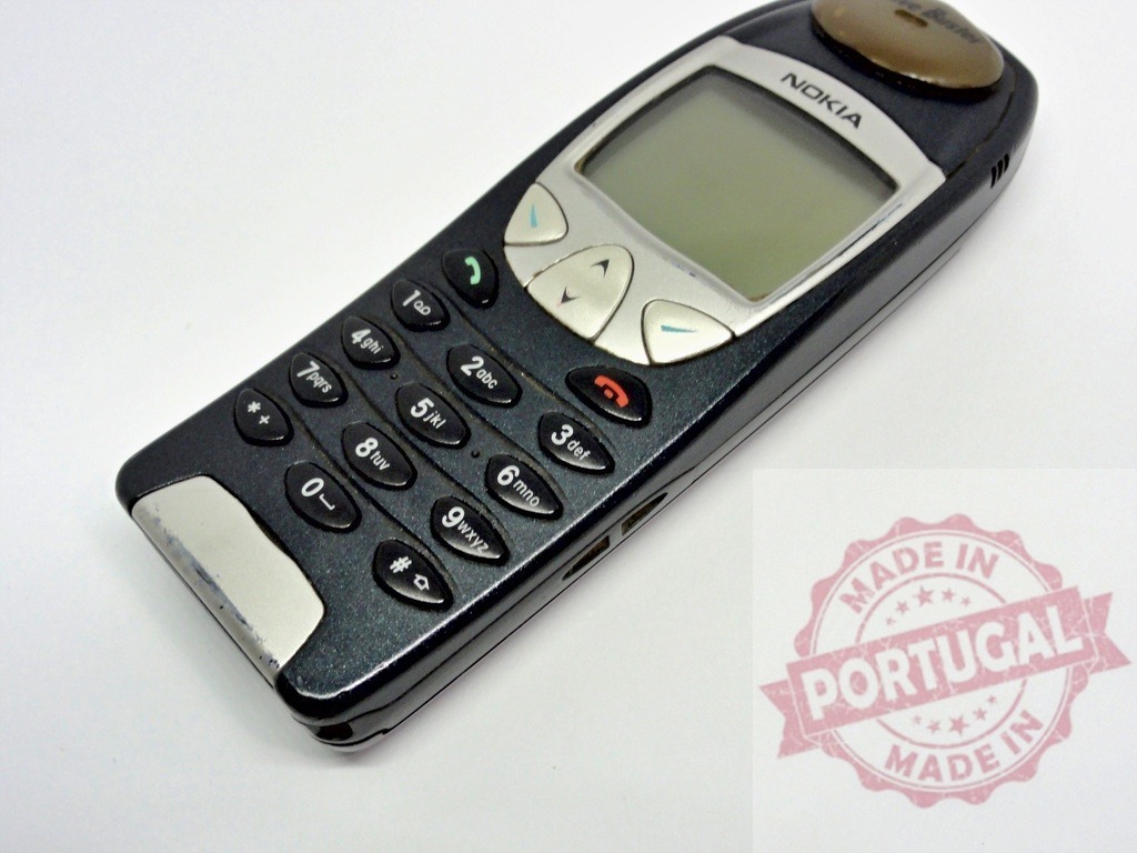 Old Nokia mobile phone showing signs of wear and tear | Old Nokia mobile phone with visible signs of wear and tear, isolated on white background - Realisiert mit Pictrs.com