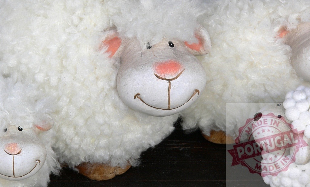 Smiling sheep figurines with fluffy wool decoration | Decorative sheep figurines with soft white wool bring a cute cheerful accent - Realized with Pictrs.com