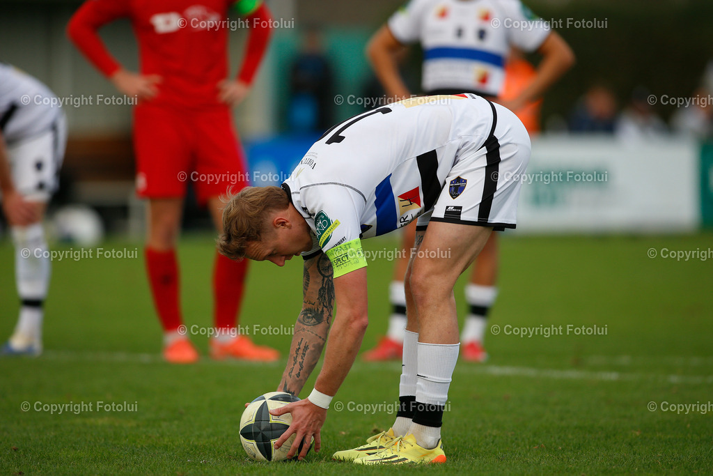 A_LUI_110925_31 | SPORT,FUSSBALL,LT1 OOE LIGA ASKOE OEDT 1B -SV BAD LEONFELDEN 11.10.2025 IM BILD:  DAVID RADOUCH (LEONFELDEN) LEGT SICH DEN BALL AM ELFERPUNKT UND ERZIELT DAS 2:1 FOTO:FOTOLUI