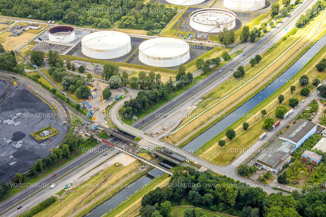 Bottrop240700967 | Luftbild, Tanklager am Zentralhafen, Baustelle für neue Auffahrt zur Autobahn A42 Emscherschnellweg, Brücke Lichtenhorst und Fluss Emscher, Ebel, Bottrop, Ruhrgebiet, Nordrhein-Westfalen, Deutschland