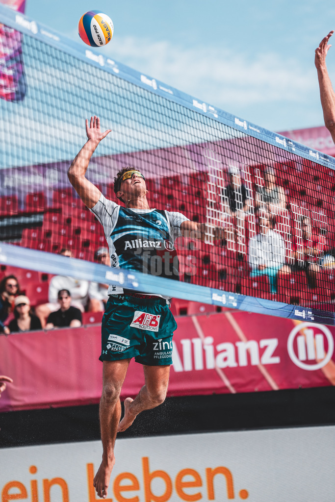 Beachvolleyball | Männer | Allianz German Beach Tour 2024 | Tourstop Kühlungsborn | 10.08.2024 | Hennes Nissen beim Angriff
