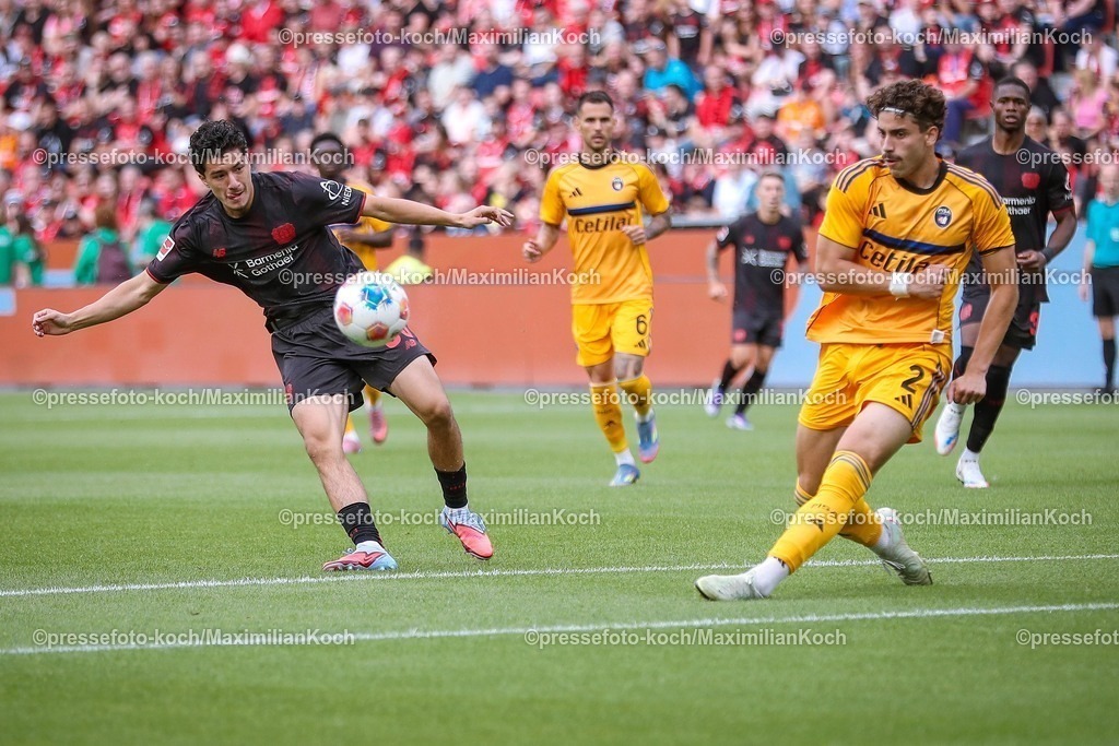 B0405082501019 | 05.08.2025, Fußball, Bayer 04 Leverkusen - Pisa Sporting Club, Testspiel, Saisoneröffnung in der BayArena, Saison 2025 2026: Ibrahim Maza (Bayer04 #30) im Zweikampf gegen  Mateus Lusuardi (Pisa SC #-)  DFB regulations prohibit any use of photographs as image sequences and or quasi-video.