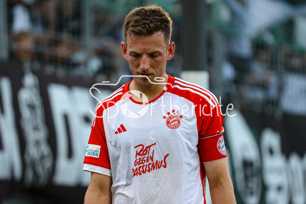 SV Wacker Burghausen - FC Bayern Amateure | Timo KERN (FCB #10) ist nach einem zusammenprall sichtlich mitgenommen