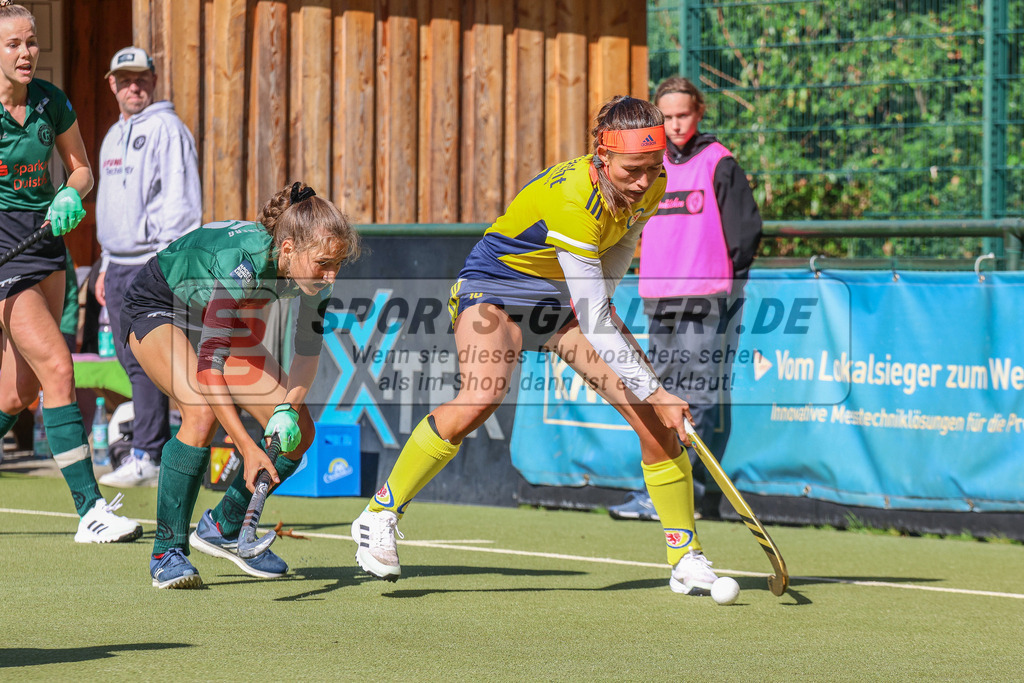 Raffelberg-Braunschweig-43 | Emma Nolting (Eintracht Braunschweig #19) &amp; Amelie Haferkamp (Club Raffelberg #45), Club Raffelberg - Eintracht Braunschweig am 17.9.2022 in der Hockeyanlage Club Raffelberg, Duisburg