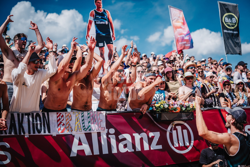 Beachvolleyball | Männer | Allianz German Beach Tour 2025 | Tourstop München | 12.07.2025 | rechts Paul Henning feiert mit den Fans