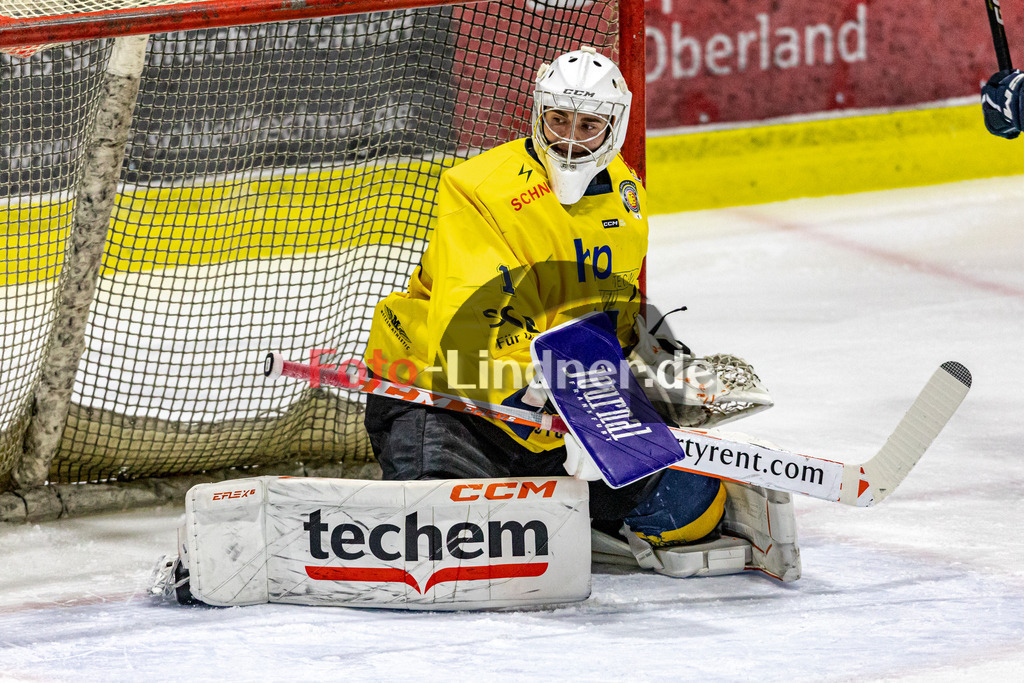 EC Peiting vs Stuttgart REBELS SEC | Eishockey Oberliga Süd 2023/2024, EC Peiting vs Stuttgart REBELS SEC, 20231219,
Jonas GÄHR (REBELS Goalie 1) in Aktion,
2023-12-19 in Peiting (Eisstadion)
1 Jonas GÄHR (REBELS Goalie 1)
Copyright: WolfgangxLindner