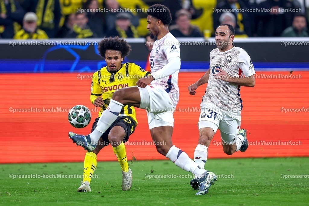 UCL04032501023 | 04.03.2025, Fußball, UEFA Champions League, Borussia Dortmund - OSC Lille, Signal Iduna Park, Runde der 16, Saison 2024 2025: Karim Adeyemi (BVB #27) im Zweikampf gegen Alexsandro Victor de Souza Ribeiro (LOSC Lille #4) und Ismaily Goncalves dos Santos (LOSC Lille #31)