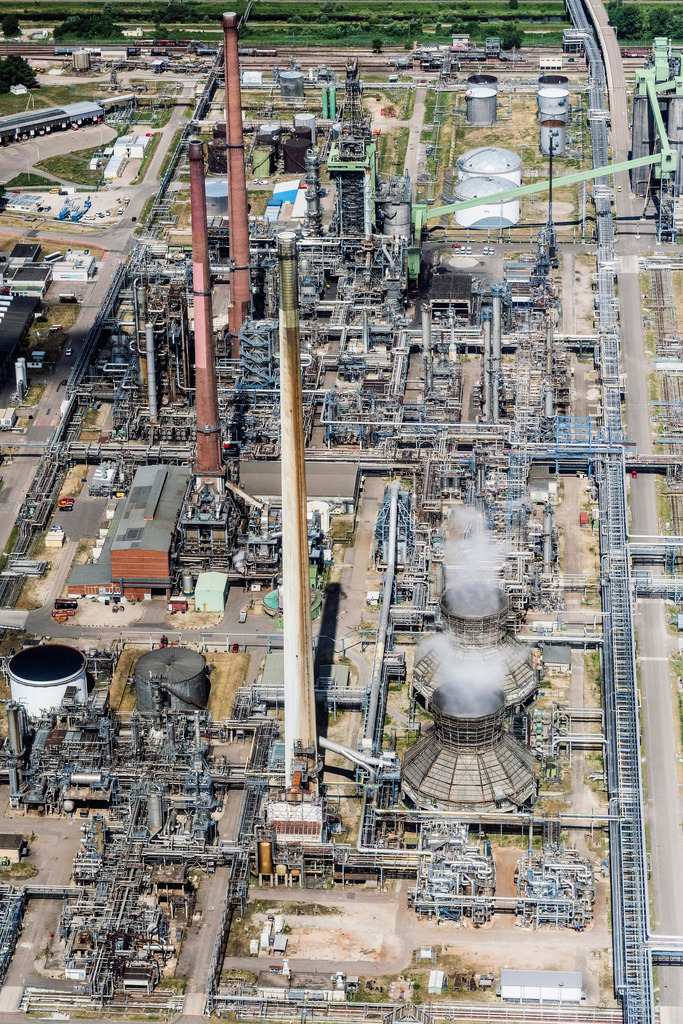 dr__0018816.jpg | KARLSRUHE 04.07.2017 Raffinerie- Anlagen und Leitungssysteme auf dem Werksgelände des Mineralöl- Produzenten MiRO Mineraloelraffinerie Oberrhein GmbH & Co. KG in Karlsruhe im Bundesland Baden-Württemberg, Deutschland. // Refinery equipment and management systems on the factory premises of the mineral oil manufacturers MiRO Mineraloelraffinerie Oberrhein GmbH & Co. KG in Karlsruhe in the state Baden-Wuerttemberg, Germany. Foto: Daniel Reiter