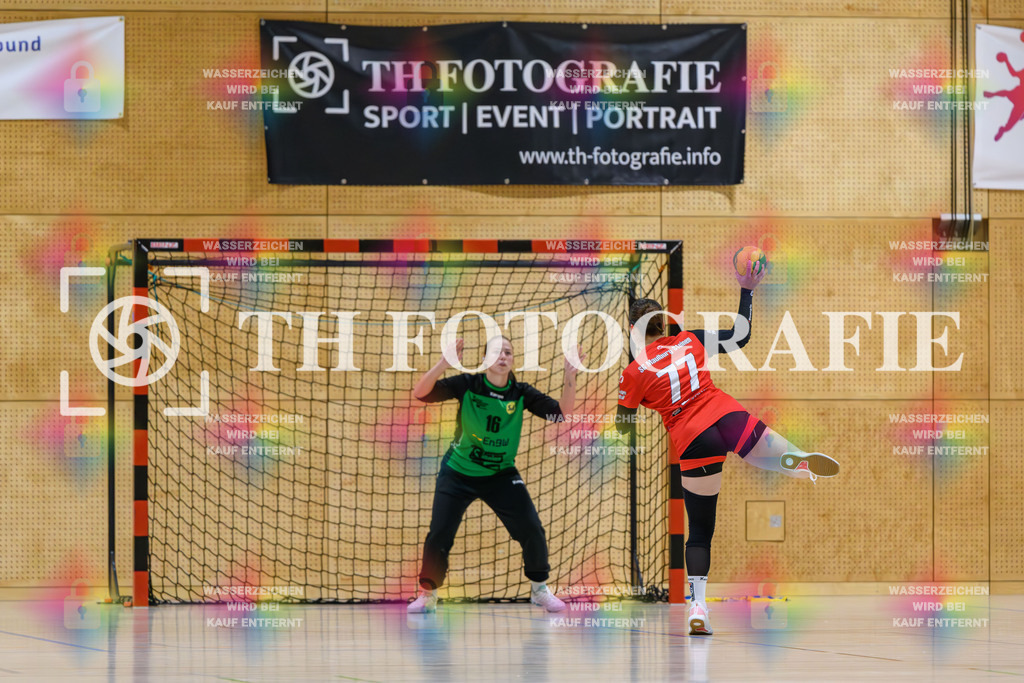 GER, SG Maulburg/Steinen - SV Allensbach 2, Handball, Suedbadenliga, 2. Spieltag, Saison 2023/2024, 14.10.2023 | Sharena Hasler (SG Maulburg/Steinen, #77) beim 7m Wurf gegen Jana Scheuch (SV Allensbach 2, #16)

GER, SG Maulburg/Steinen - SV Allensbach 2, Handball, Suedbadenliga, 2. Spieltag, Saison 2023/2024, 14.10.2023

Foto: TH Fotografie/Thomas Hess