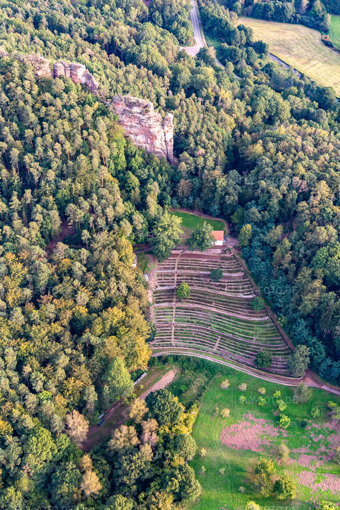Luftbild: Ehrenfriedhof Dahn mit Michaels Kapelle Dahn und Aussichtspunkt Hochstein in Dahn im Bundesland Rheinland-Pfalz in Deutschland. Foto: IMG_139037.jpg vom 30.09.2023 durch Werner Riehm/FLY-FOTO.deVG Dahner Felsenland