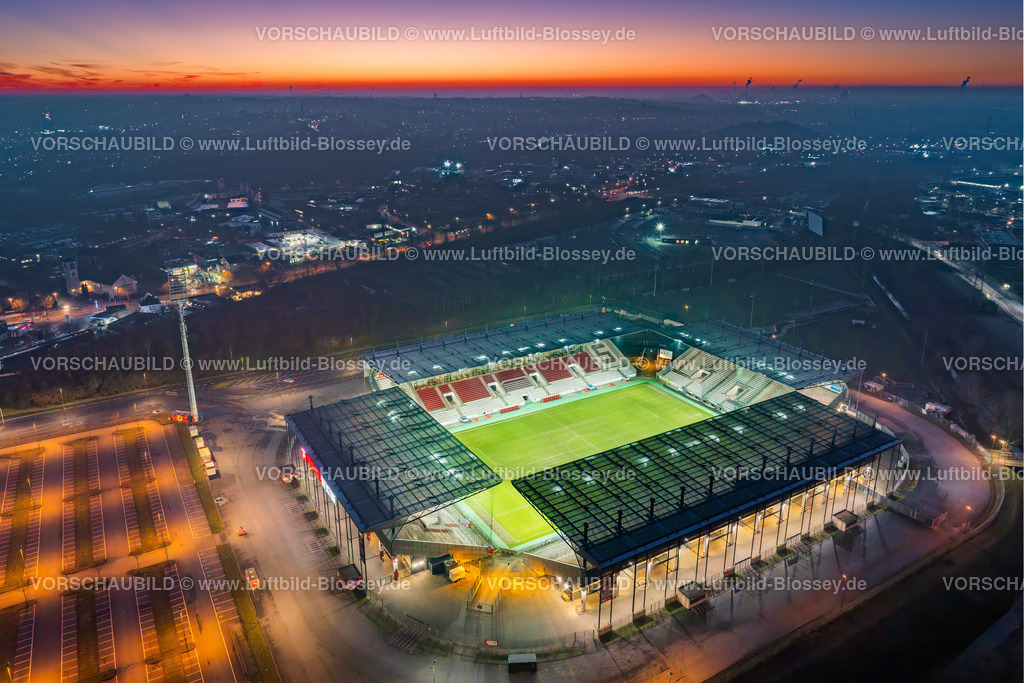 Essen241260261RWE-StadionAnDerHaffenstrasse | Luftbild, Fußballstadion an der Hafenstraße des Clubs Rot-Weiss Essen,3. Bundesliga , Essen-Borbeck, Tribünen, ,Essen, Ruhrgebiet, Nordrhein-Westfalen, Deutschland Copyright: Blossey Mantler