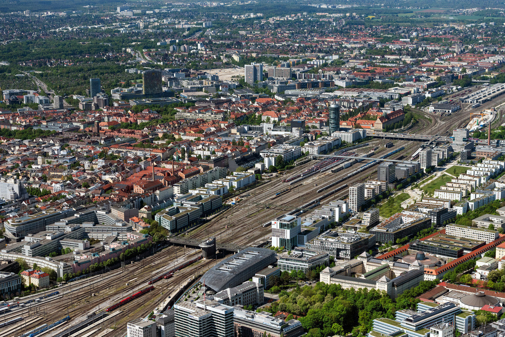 dr__0064149.jpg | MüNCHEN 29.04.2025 Eisenbahn- Brückenbauwerk zur Streckenführung der Bahn- Gleise " Hackerbrücke " an der Grasserstraße im Ortsteil Maxvorstadt in München im Bundesland Bayern, Deutschland. Weiterführende Informationen bei: DB InfraGO AG,  Deutsche Bahn AG. // Railway bridge building to route the train tracks " Hackerbruecke " on an der Grasserstrasse in the district Maxvorstadt in Munich in the state Bavaria, Germany. Further information at: DB InfraGO AG,  Deutsche Bahn AG. Foto: Daniel Reiter