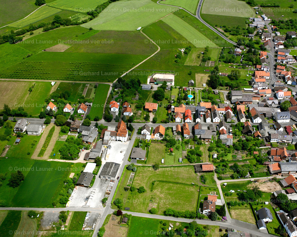 2614244 | GROß EICHEN 09.06.2006 Landwirtschaftliche Nutzflächen und Feldgrenzen  umsäumen das Siedlungsgebiet des Dorfes in Groß Eichen im Bundesland Hessen, Deutschland // Agricultural land and field boundaries surround the settlement area of the village  in Groß Eichen in the state Hesse, Germany Foto: Gerhard Launer
