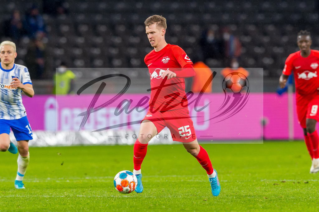 BSCRBL20220220_240 | Fussball, Herren: Dani Olmo (RB Leipzig) in Aktion, am Ball, Einzelaktion bei dem Spiel der 1. Bundesliga zwischen Hertha BSC und RB Leipzig im Olypiastadion am 20.02.2022 in Berlin, Deutschland.DFB / DFL REGULATIONS PROHIBIT ANY USE OF PHOTOGRAPHS AS IMAGE SEQUENCES AND/OR QUASI-VIDEO. - Realisiert mit Pictrs.com