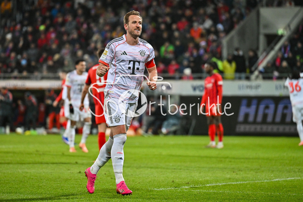 1. FC Heidenheim - FC Bayern München | HEIDENHEIM, GERMANY - 21. DECEMBER: Jubel der Bayern nach dem Treffer zum 0-4 durch Harry KANE (FC Bayern Munich 9)  Tor / Torschuetze / Freude / Happy während dem Bundesligamatch zwischen dem 1. FC Heidenheim und dem FC Bayern München am 15. Spieltag in der Voith-Arena / DFL REGULATIONS PROHIBIT ANY USE OF PHOTOGRAPHS AS IMAGE SEQUENCES AND/OR QUASI-VIDEO