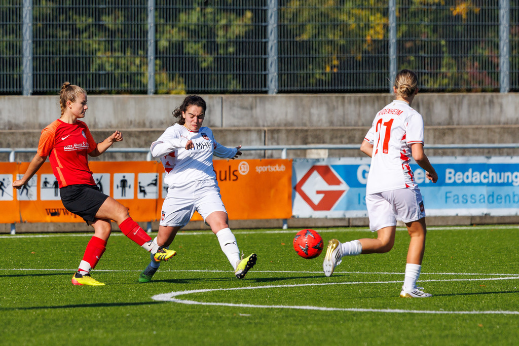 FCHHÜT_251003_3026 | 1.FC Heidenheim 1846 II vs. TSV Hüttlingen, Fußball, Frauen, Bezirkspokal, 2025/2026, 1.Runde, 03.10.2025 in Mergelstetten, Sportplatz 2(Foto: Michael Bulling) - Realisiert mit Pictrs.com