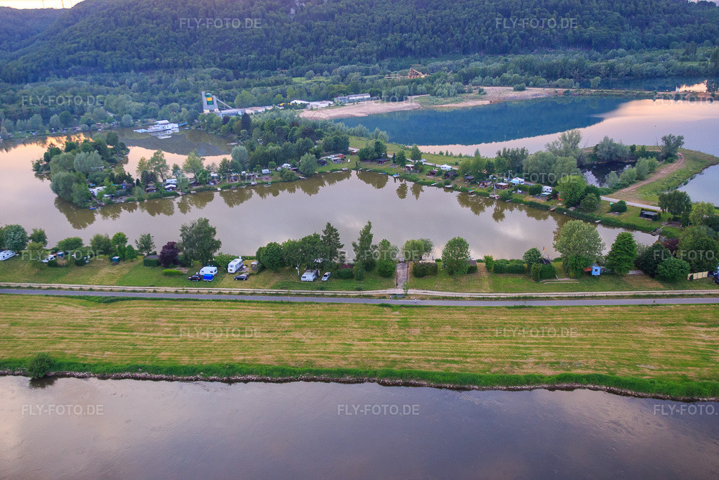 Luftbild: Freizeitgelände Ahlemeyer jenseits der Weser im Ortsteil Godelheim in Höxter im Bundesland Nordrhein-Westfalen in Deutschland. – Foto: IMG_079621.jpg vom 24.05.2015 durch Werner Riehm/FLY-FOTO.de – Auflösung des Originals: 5472 x 3648 px – Freizeitgelände Ahlemeyer