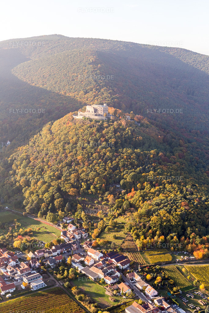 Luftbild: Burganlage des Schloß Hambacher Schloss im Ortsteil Hambach an der Weinstraße. Wiege der deutschen Demokratie im Ortsteil Diedesfeld in Neustadt im Bundesland Rheinland-Pfalz in Deutschland. Foto: IMG_095612.jpg vom 30.10.2016 durch Werner Riehm/FLY-FOTO.de