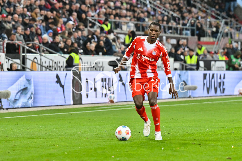 FC St. Pauli - FC Bayern München | ST. PAULI, DEUTSCHLAND - 11. APRIL: am Ball Nicolas JACKSON (FC Bayern Munich 11) / Einzelfoto / Freisteller während dem Bundesligamatch zwischen dem FC St. Pauli und dem FC Bayern München am 29. Spieltag im Millerntor Stadion / DFL REGULATIONS PROHIBIT ANY USE OF PHOTOGRAPHS AS IMAGE SEQUENCES AND/OR QUASI-VIDEO