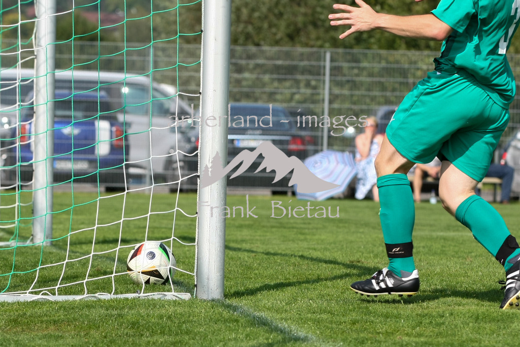 993T0027 | der Ball rollt ins leere Tor