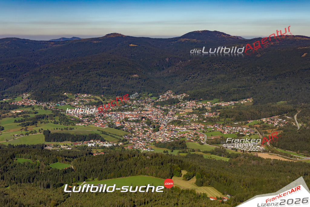 Das Luftbild der Stadt Bodenmais wurde 2021 vom Flugzeug heraus erstellt (keine Drohne) Aufnahmehöhe ca.450 Meter- hohe Bildauflösung und Druck-Qualität garantiert!
