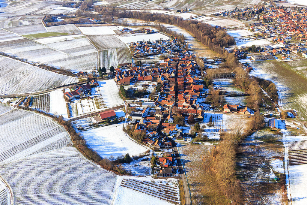 Luftbild: Dorfansicht aus Osten im Winter bei Schnee im Ortsteil Klingen in Heuchelheim-Klingen im Bundesland Rheinland-Pfalz in Deutschland. Foto: IMG_096170.jpg vom 15.01.2017 durch Werner Riehm/FLY-FOTO.de