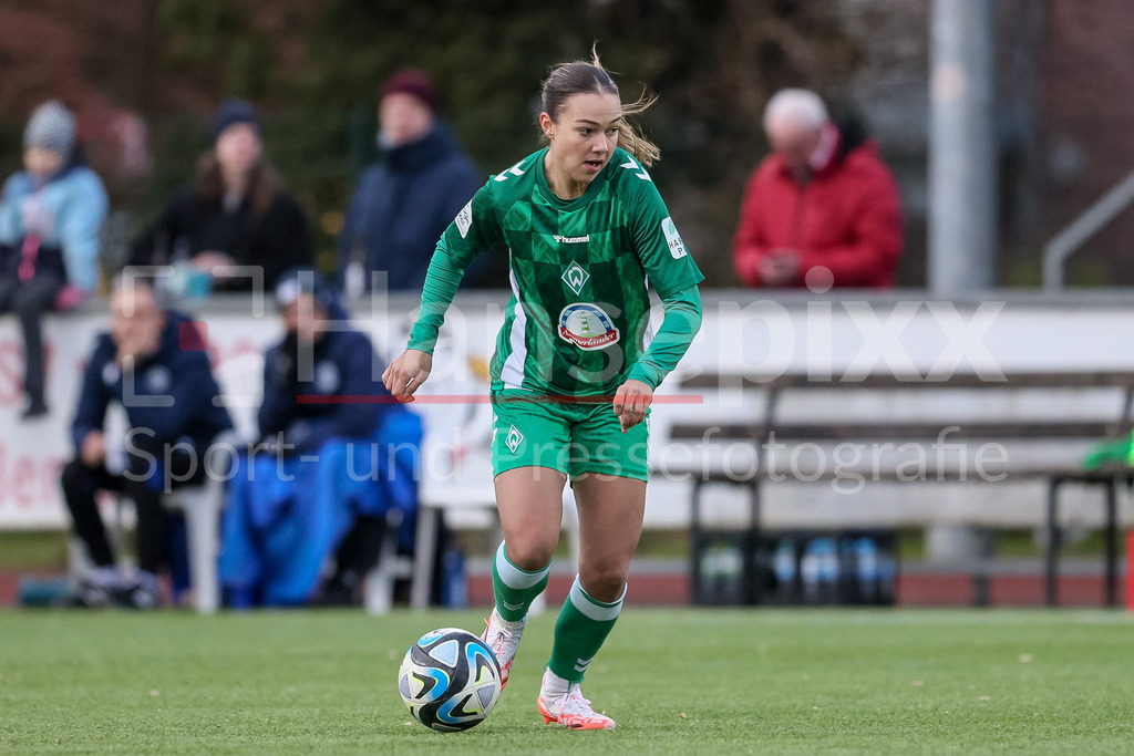 Fussball, Testspiel Frauen, DSC Arminia Bielefeld - SV Werder Bremen | v.li.: Maja Sternad (SV Werder Bremen, 11) am Ball, Freisteller, Einzelbild, Ganzkörper, Aktion, Action, Spielszene
