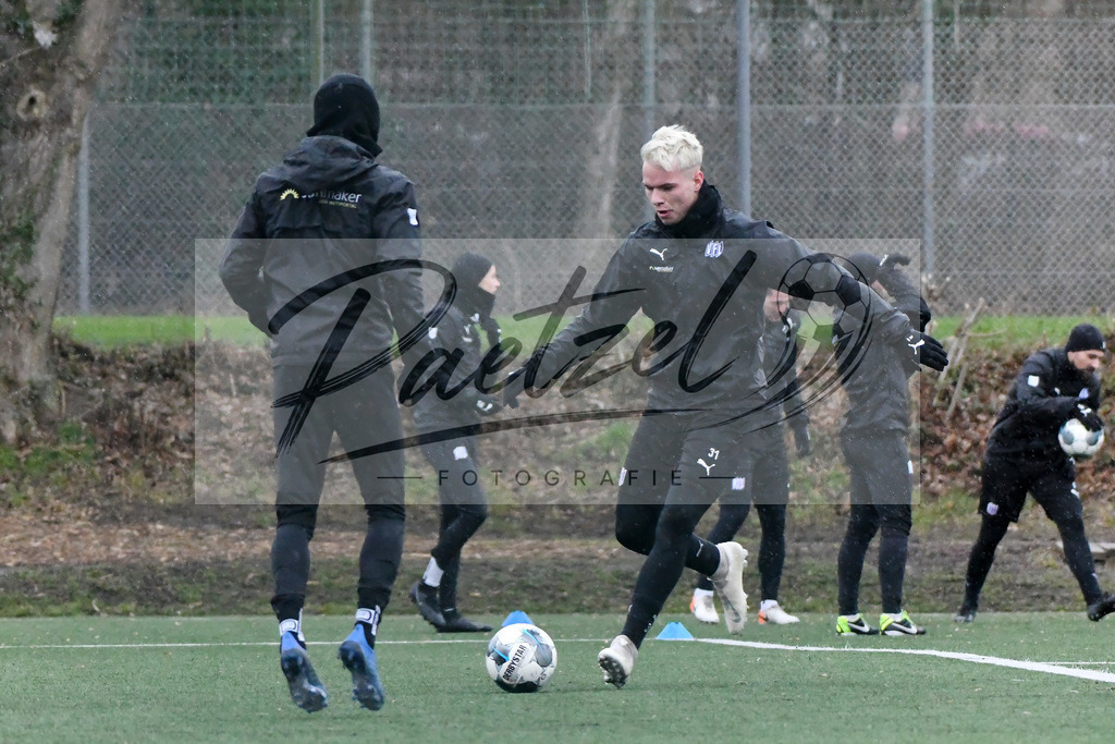 20200213_TRAOSN_0037 | Fussball, Herren: Niklas Schmidt (VfL Osnabrueck) in Aktion, am Ball, Einzelaktion waehrend der Trainingseinheit des VfL Osnabrueck im Sportpark Illoshoehe am 13.02.2020 in Osnabrueck, Deutschland. - Realisiert mit Pictrs.com